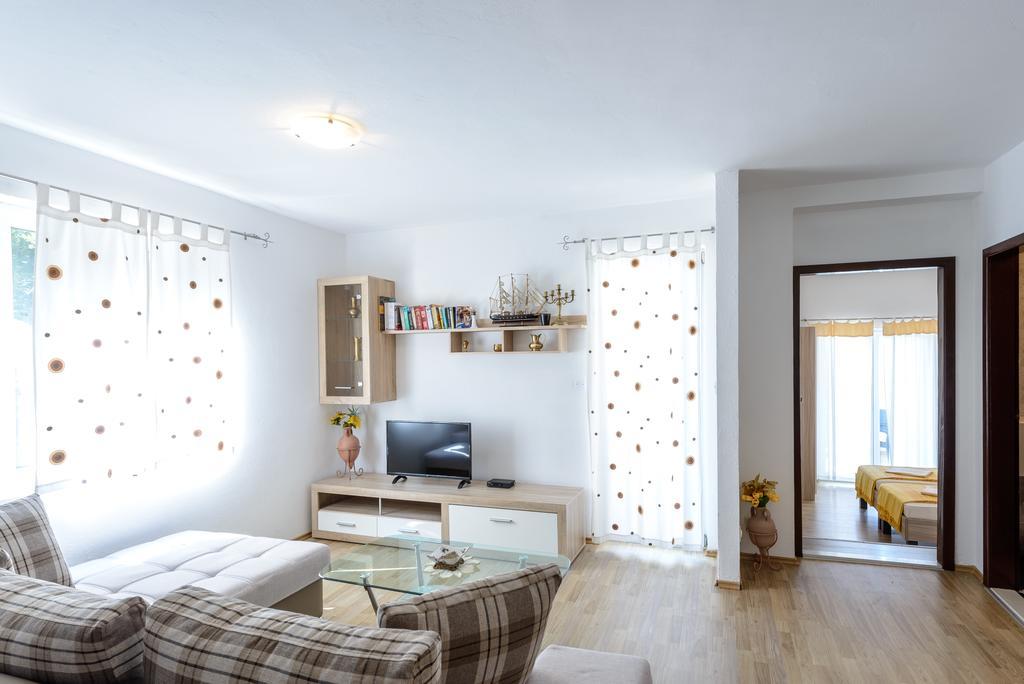 Apartment Aida *